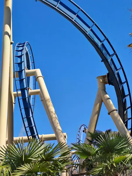 Parktaki lunapark treninde. eğlence ve eğlence teması.