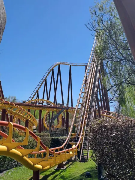 Tayland şehrindeki lunapark.