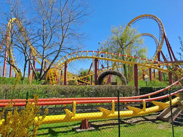 Güneşli bir günde sonbaharda lunaparkta hız treni.