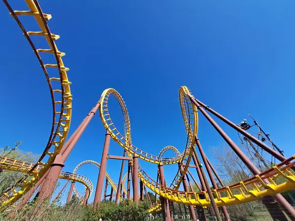 Beyaz altlıklı sarı ve mavi bir gökyüzünün dikey görüntüsü.