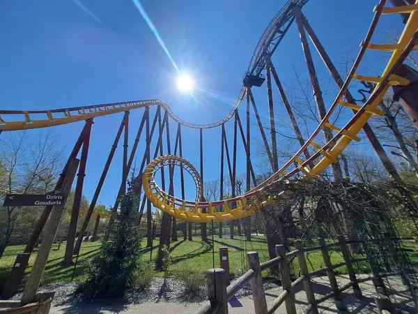 Arka planda güzel beyaz ve siyah bir arabanın dikey çekimi.