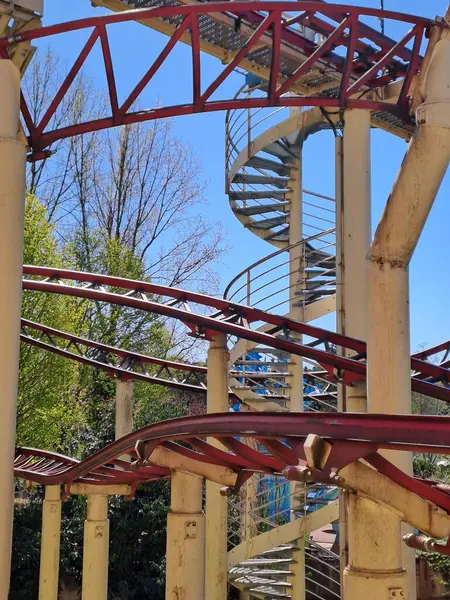 Parktaki eski ahşap merdivenler