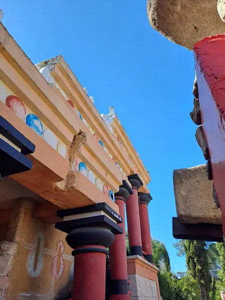 Antik tapınağın tapınağı. En güzel şehrin başkentinin tapınağı.