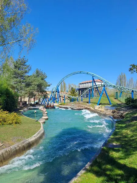 Şehirdeki nehrin güzel manzarası