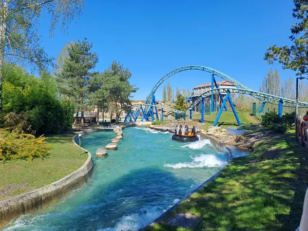 Parktaki güzel şelale