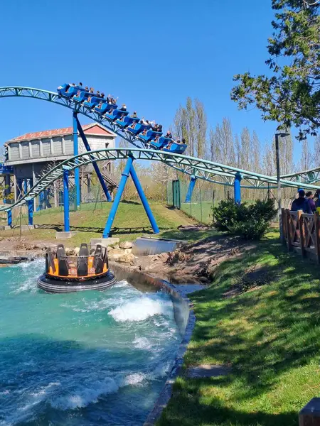 Parkta güzel bir göl manzarası