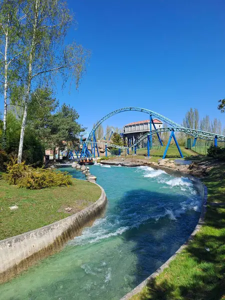 Parktaki nehrin güzel manzarası