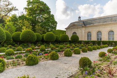 Çiçekli ve ağaçlı güzel bir bahçe manzarası