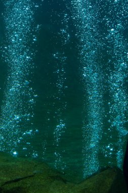 Sahile su sıçrıyor.