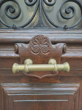 Güzel kapısı olan kapı tokmağı.