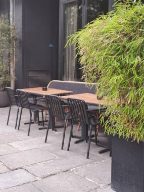 Masası olan bir restoranın içinde.