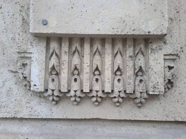 Beyaz tuğla duvar desenli eski metal pencere.