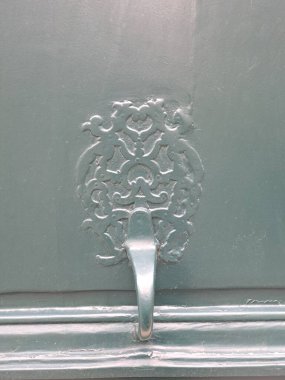 Penceresi olan metal bir kapıyı kapat