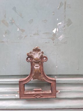 Pencereli eski ahşap kapı