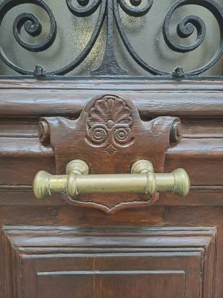 Güzel kapısı olan kapı tokmağı.
