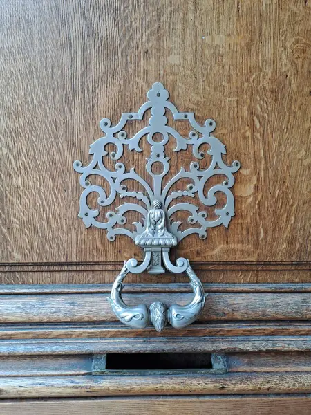 İtalya, Avrupa 'da kapı tokmağı olan klasik bir kapı