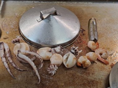 Tahta bir masada deniz ürünleri.