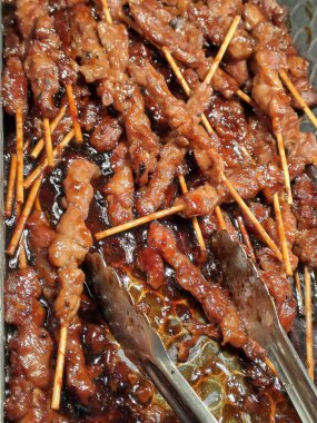 Soslu ve baharatlı ızgara tavuk kanadı.