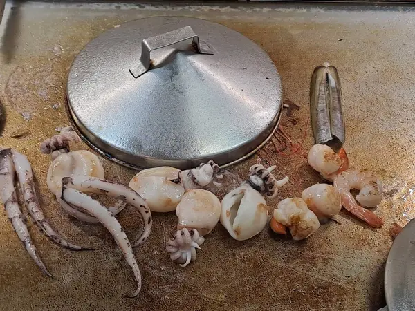 Tahta bir masada deniz ürünleri.