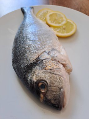 Limon ve tuzlu taze balık