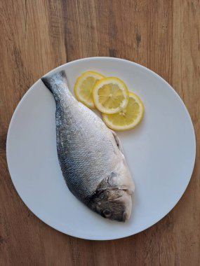 Limonlu ve maydanozlu taze çiğ balık.