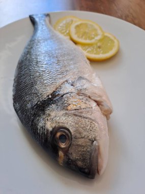 Limon ve tuzlu taze balık