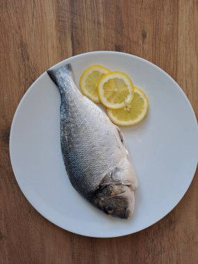 Beyaz tabakta balık