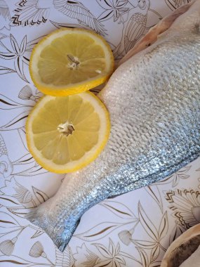 Beyaz arka planda limonlu ve baharatlı balık
