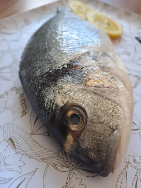 limon ve baharat ile taze balık