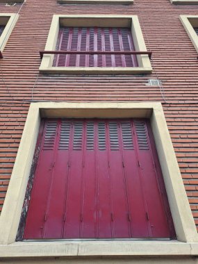 Beyaz arkaplan ile kırmızı tuğla pencere