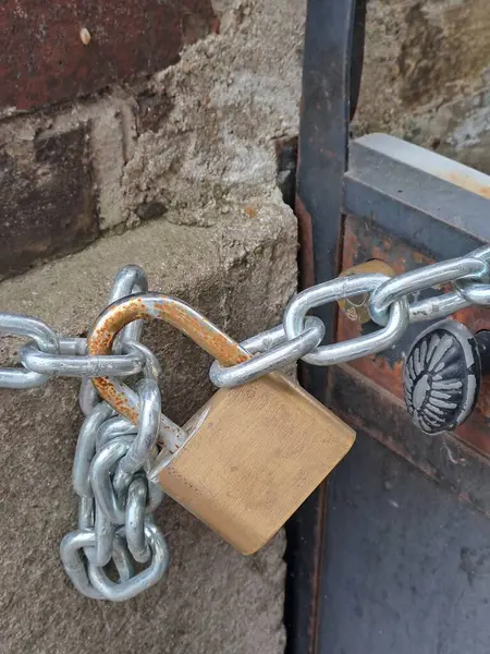 Eski bir evin kapısına kilit vurun