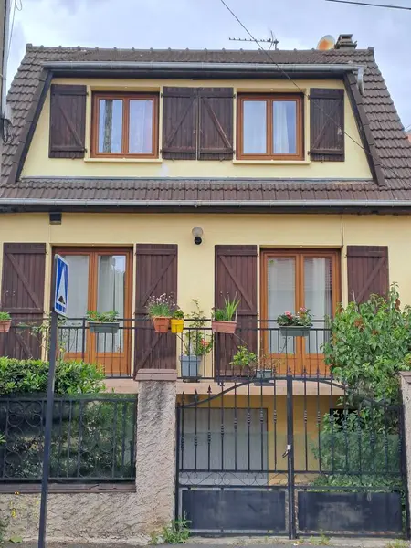 Balkonlu eski bir apartmanın ön cephesi.