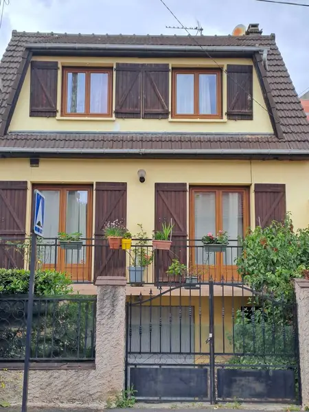 İki pencereli bir evin ön cephesi