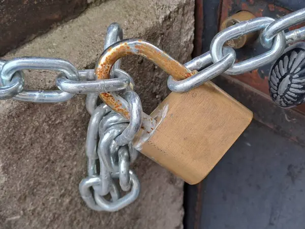 Ahşap bir arka planda zincirli kilit