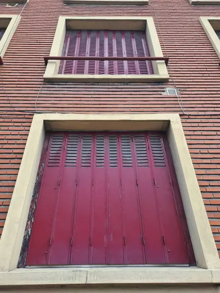 Beyaz arkaplan ile kırmızı tuğla pencere