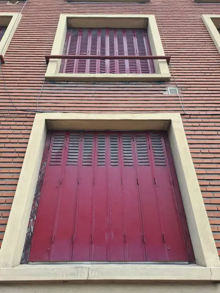 Şehirdeki eski pencere