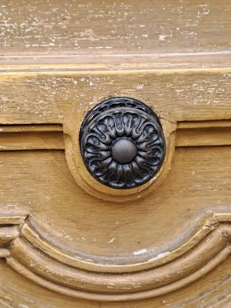 Sapı olan eski ahşap kapı.