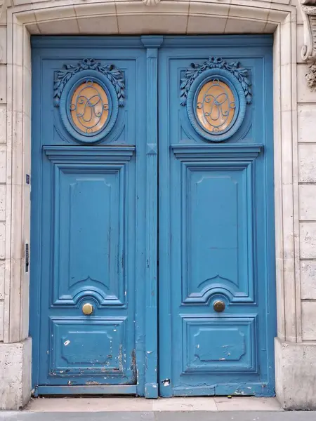 Mavi saplı eski ahşap kapı