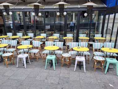 Paris, Fransa - Eylül 26, 2017: şehirdeki bir kafede masa ve sandalyeler