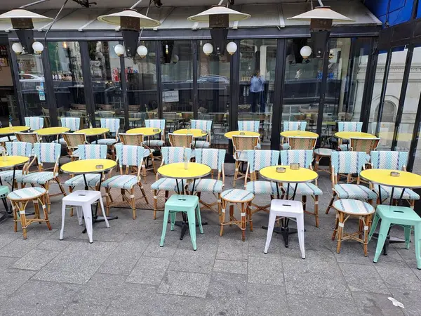 Paris, Fransa - Eylül 26, 2017: şehirdeki bir kafede masa ve sandalyeler