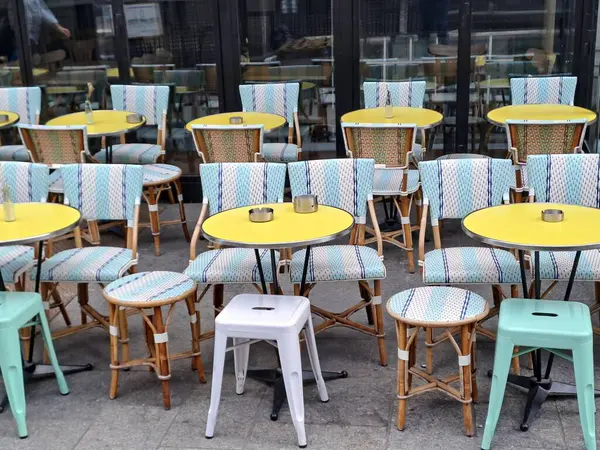 Kafedeki sandalyeler ve masalar