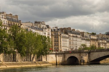 Şehir merkezindeki Paris Köprüsü manzarası, Fransa.