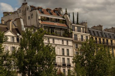 Paris 'in güzel şehri bir yaz gününde