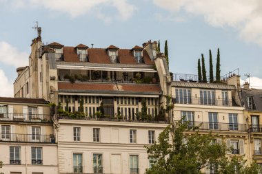 Paris 'te tipik Fransız tarzı mimari.