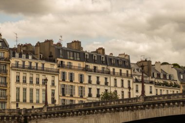 Paris 'teki tipik bir konut binasının cephesi.