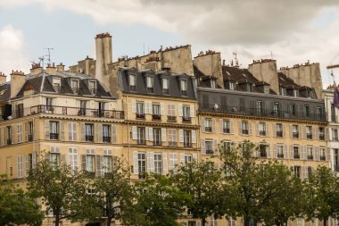 Arka planda balkonları olan binanın ön cephesi. Paris, Fransa.