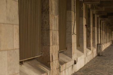 Eski binanın taş duvarı..