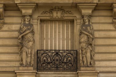 Heykelleri olan eski bir binanın cephesi.