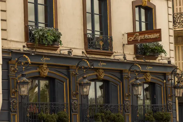 Eski ahşap bir binanın ön cephesinde bir bardak şarap ve bir bardak