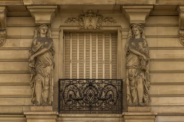 Heykelleri olan eski bir binanın cephesi.